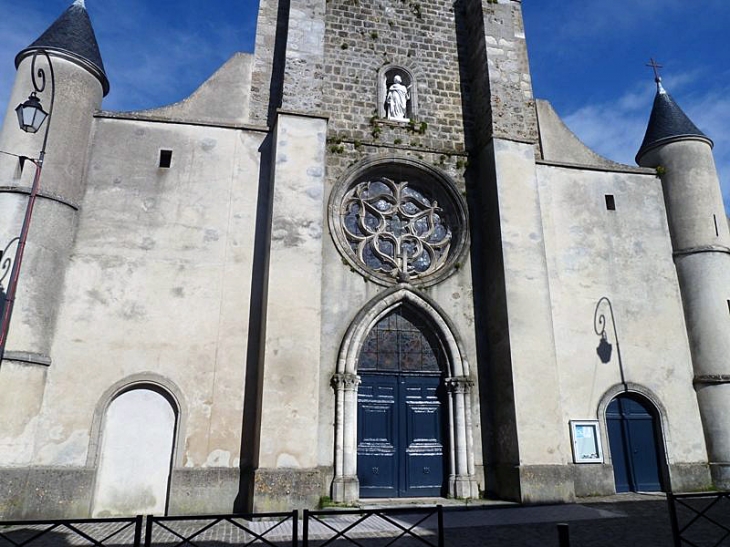 L'entrée de l'église - Jouarre