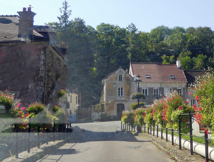 Maisons du village vues du pont sur le Morin - La Celle-sur-Morin