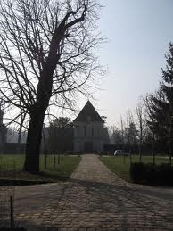 Un Tour d'Angle du Château - La Houssaye-en-Brie