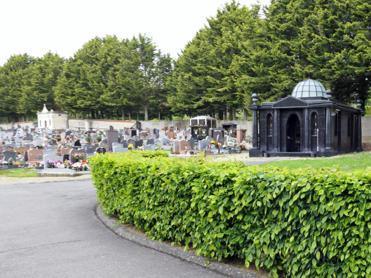 Le cimetière : tombes d'artistes du cirque - Lizy-sur-Ourcq