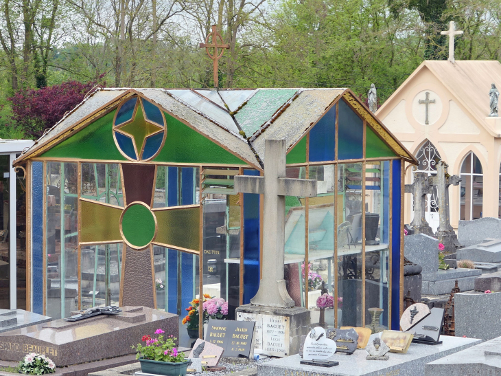 Le cimetière : tombes d'artistes du cirque - Lizy-sur-Ourcq