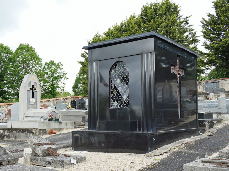 Le cimetière : tombes d'artistes du cirque - Lizy-sur-Ourcq