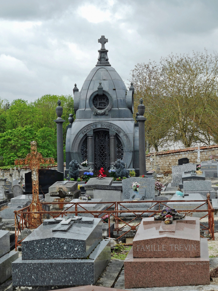 Le cimetière : tombes d'artistes du cirque - Lizy-sur-Ourcq