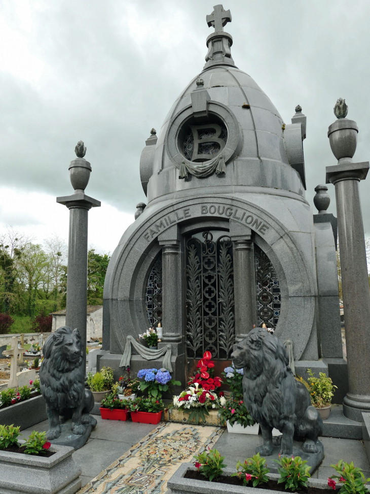 Le cimetière : tombes d'artistes du cirque - Lizy-sur-Ourcq