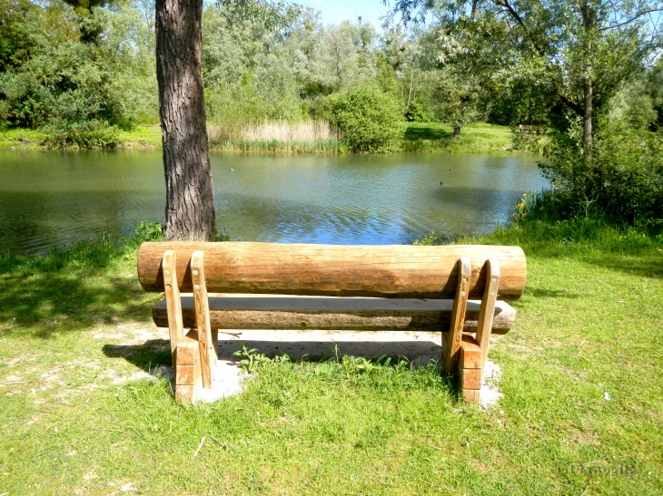 Parc du Pâtis , banc pour faire une pause - Meaux