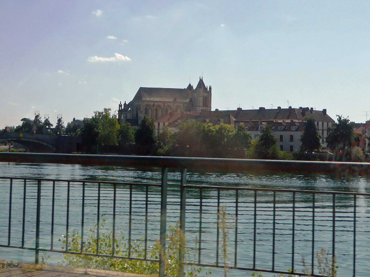 La collégiale  sur l'autre rive de la sEINE - Montereau-Fault-Yonne