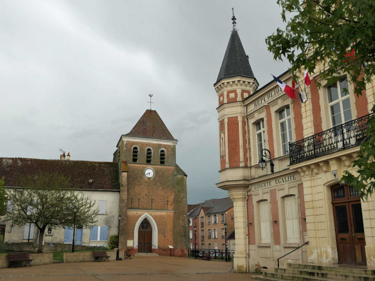 L'église et la mairie - Mouroux