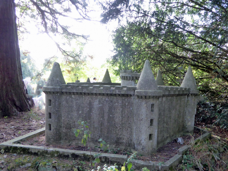 Dans le bois près du  château ancien 