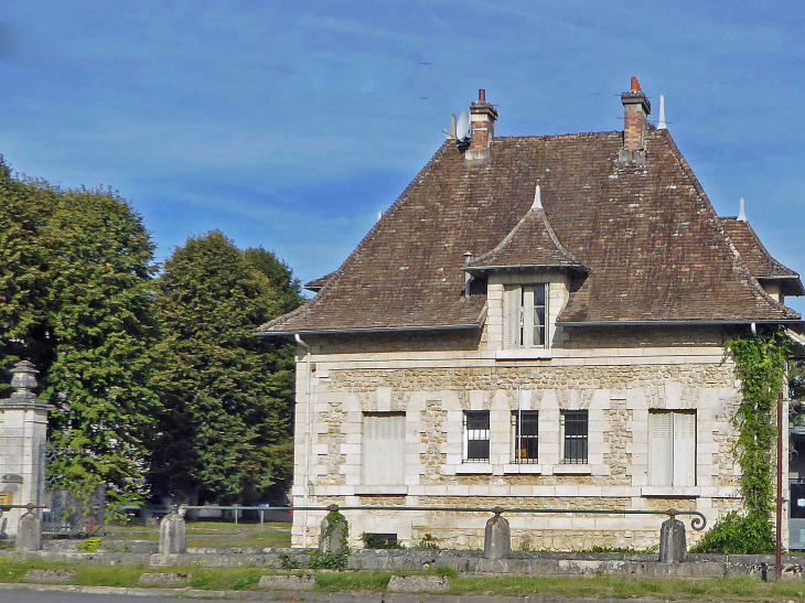 E pavillon à l'entrée du château - Nanteau-sur-Lunain