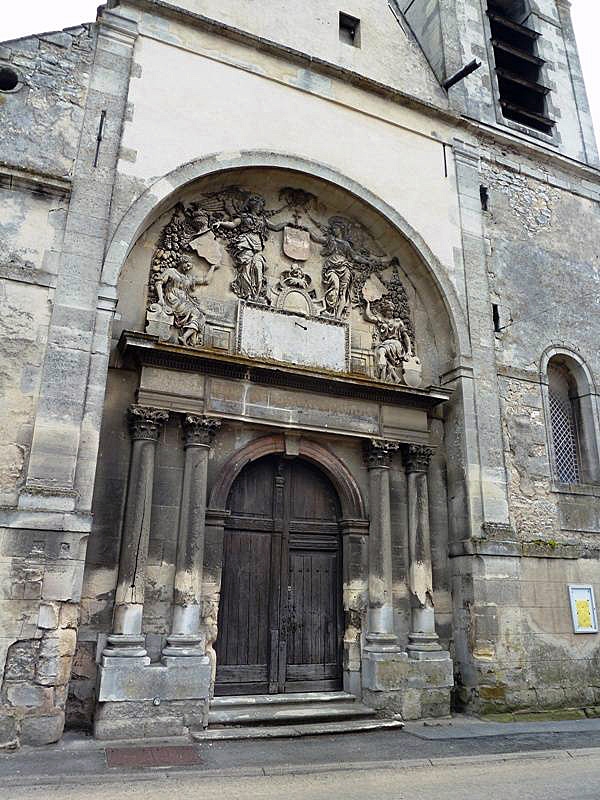 L'entrée de l'église - Nantouillet