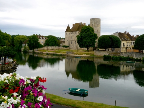 Nemours - Le château au bord du Loing