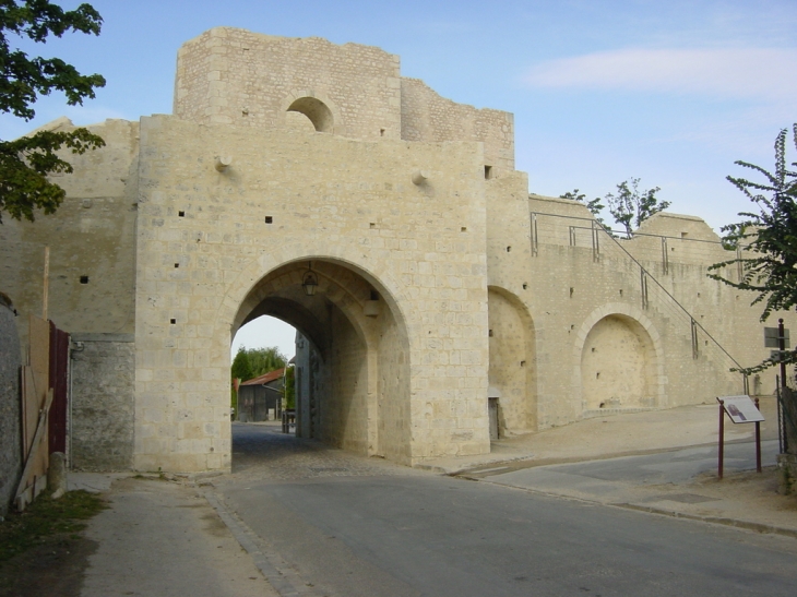 Entrée restaurée de la vieille ville - Provins