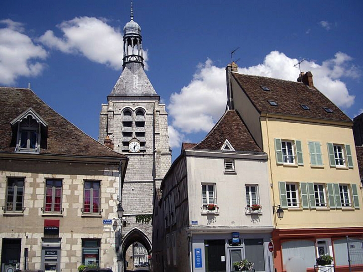 Vue sur la porte Notre Dame du Val - Provins