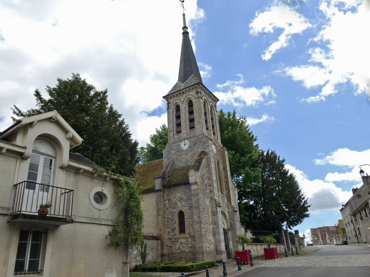 L'église dans le village - Rubelles