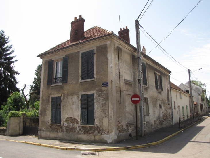 ST MARD-Maison angle rue Pinette et rue Montaubert - Saint-Mard