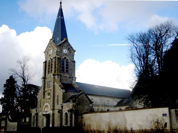 L'église St-Quirin (13° s), maintes fois restaurée - Vaucourtois