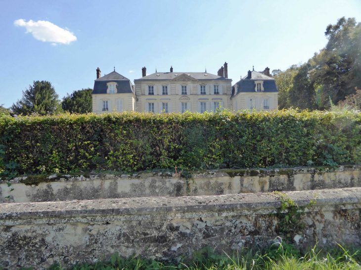 Vue sur le château - Ville-Saint-Jacques