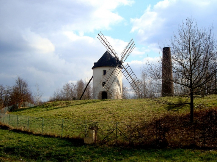 Ce moulin appartint à Fouquet, puis à de Rosthschild avant d'être équipé d'un radar de l'OTAN - Villeneuve-Saint-Denis