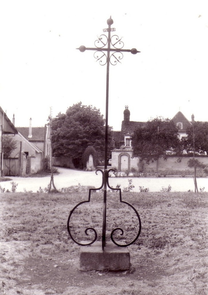 Croix de l'ancien Cimetière : DJP - Villuis