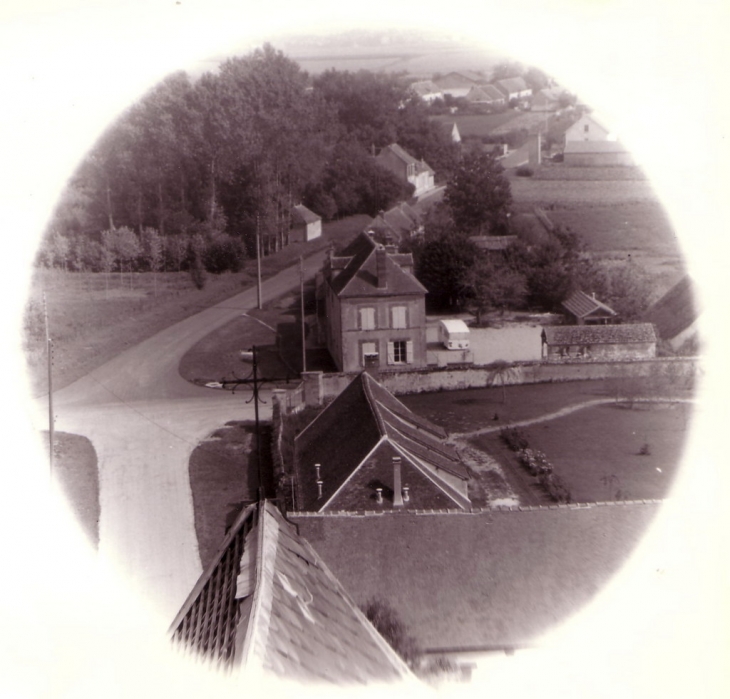 Vue du clocher sur l'école : DJP - Villuis