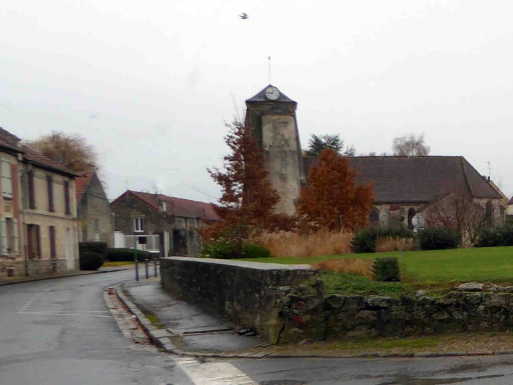 Vers l'église - Vincy-Manœuvre