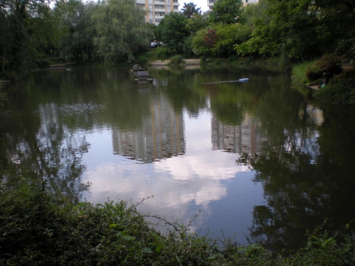 Immeubles se mirant dans le petit lac - Neuilly-sur-Marne