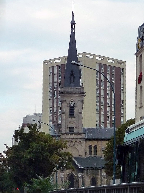 L'église Sainte Marthe entourée d'immeubles - Pantin