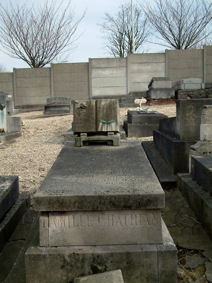 Tombe d'Alexandre Chatrian, Homme de lettres,1826-1890 cimetière ancien villemomble