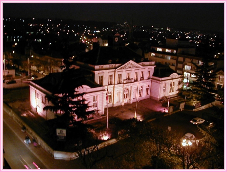 Le Château seigneurial de Villemomble vu la nuit