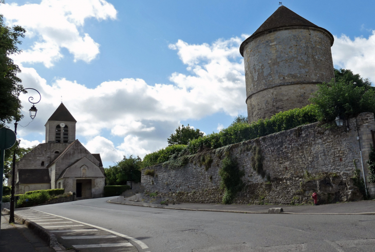 Dans le village : l'église et le colombier - Ableiges