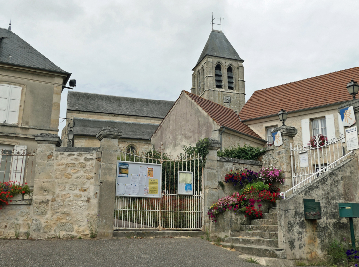 L'église dans le village - Arronville