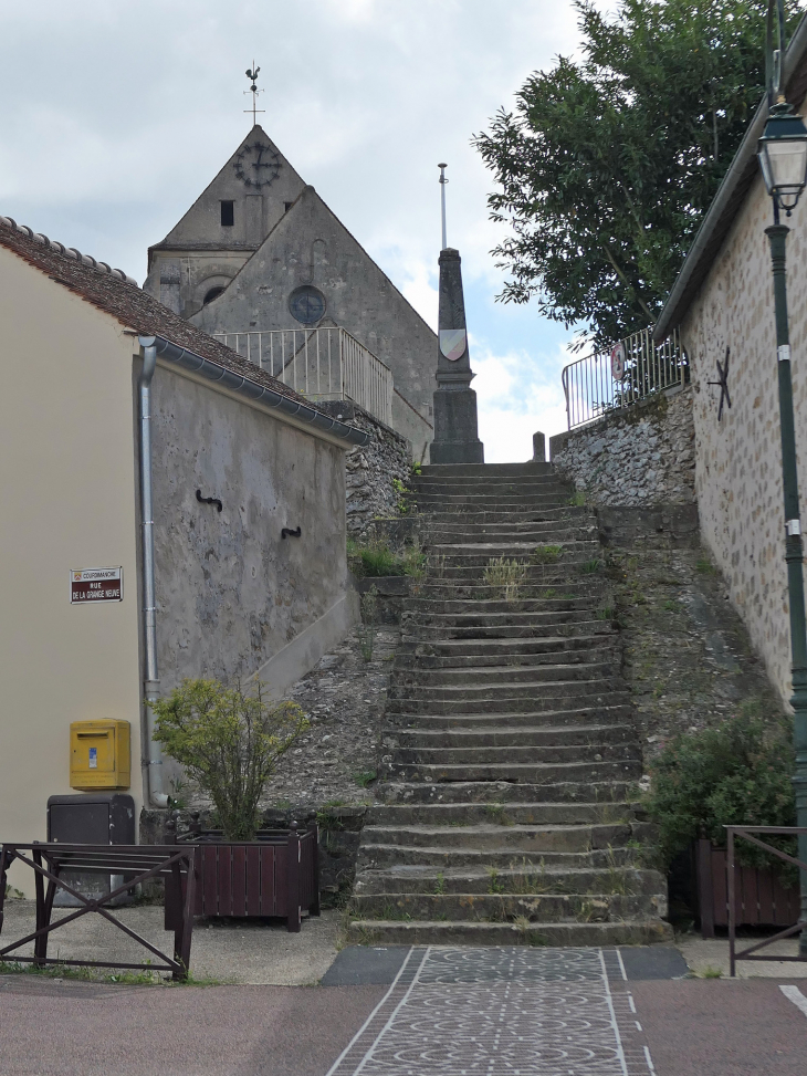 L'escalier vers le monument aux morts et l'église - Courdimanche