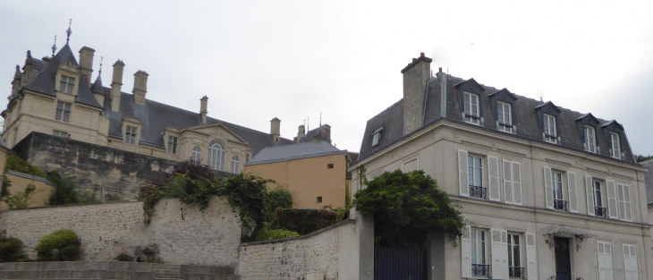 Le château vu de la place de l'Hôtel de ville - Écouen