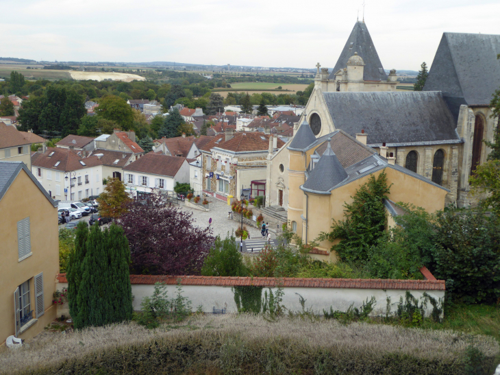 Le centre du village vu de la terrasse du château - Écouen