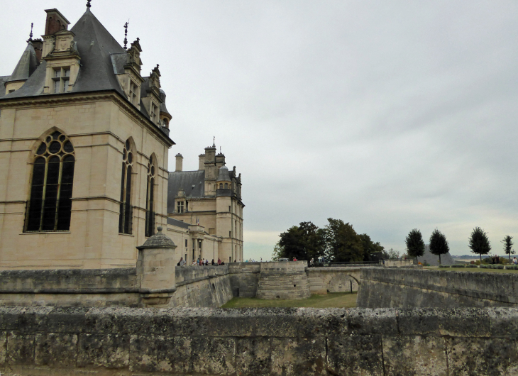 L'extérieur du château : l'entrée - Écouen