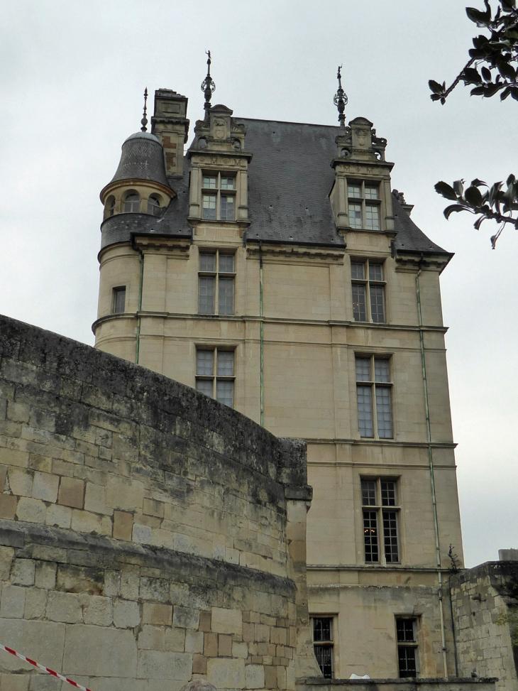 L'extérieur du château : pavillon à l'entrée - Écouen