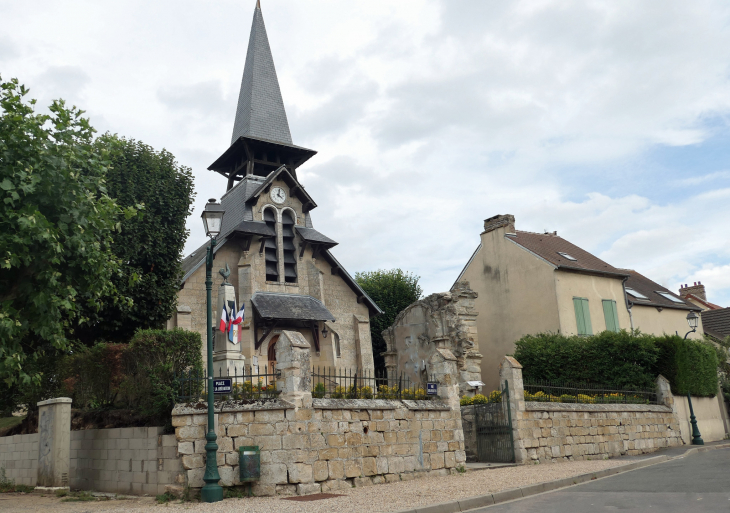 L'église dans le village - Génicourt