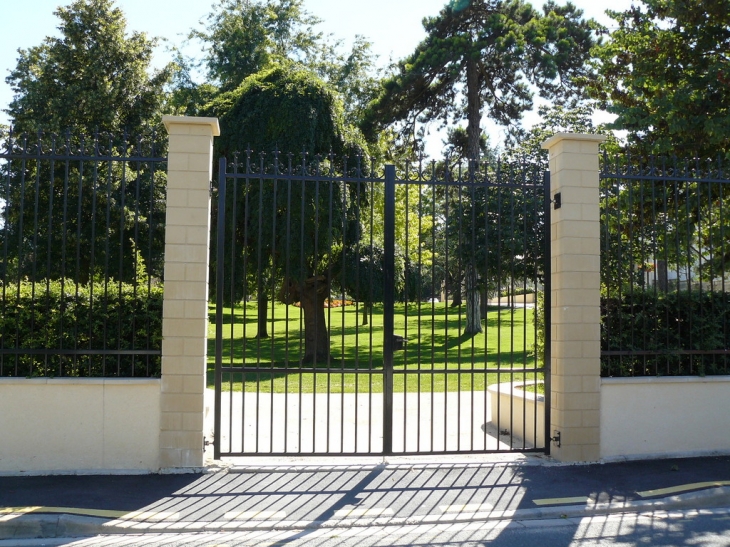 Entrée du jardin de la  Mairie de Groslay