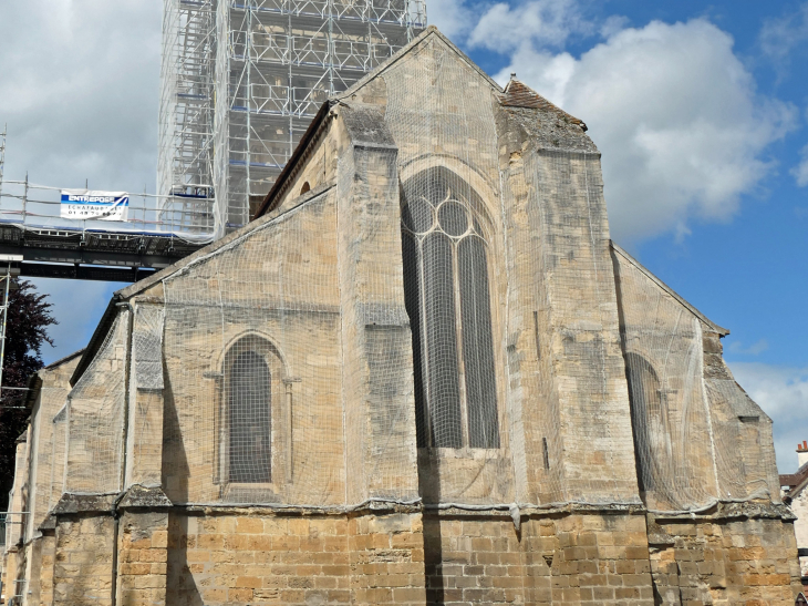 L'église en cours de rénovation - Jouy-le-Moutier