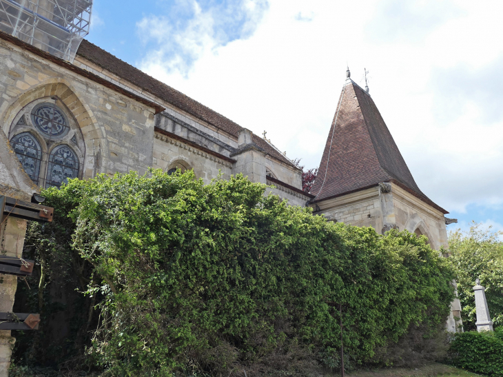 L'église en cours de rénovation - Jouy-le-Moutier