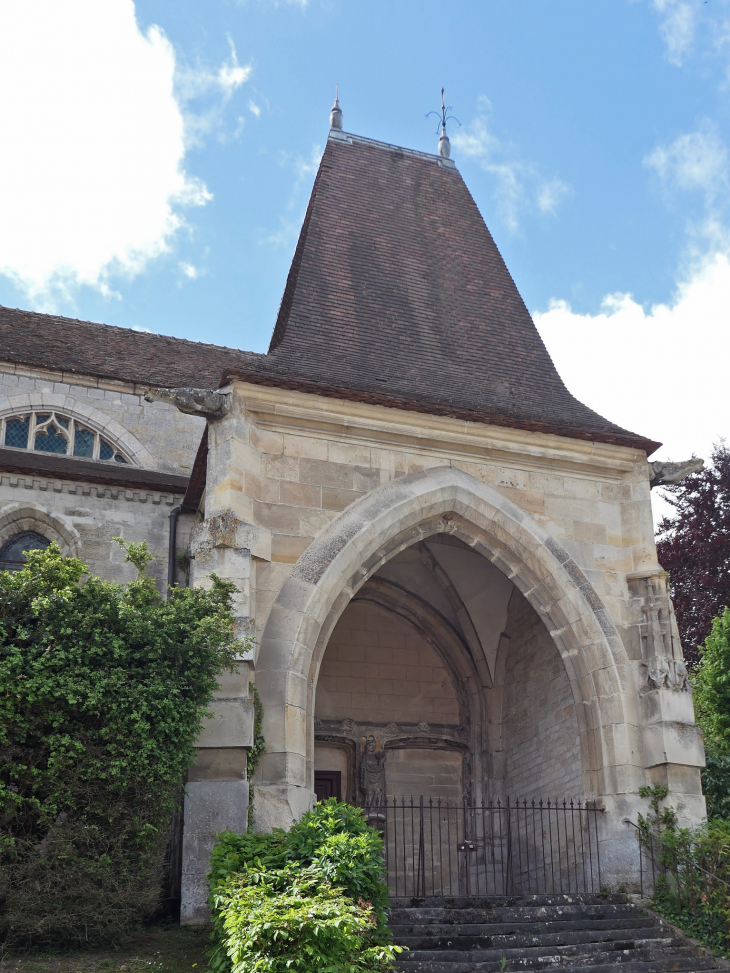 L'église en cours de rénovation - Jouy-le-Moutier