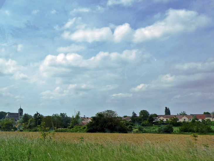 Le village vu de loin sur la plaine - Le Mesnil-Aubry