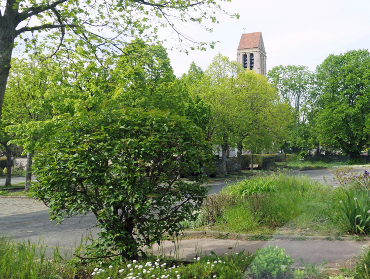 Le clocher vu du parc - Luzarches