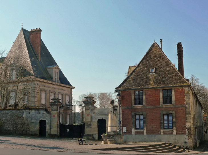 Fontaine et château place de l'Amiral Peyron - Marines