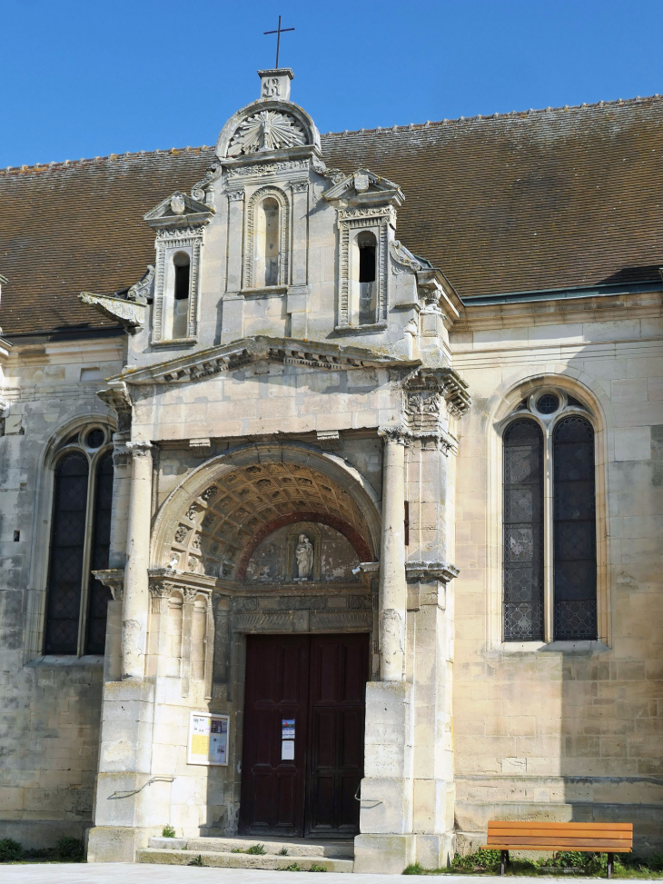 L'entrée de l'église Saint Rémi - Marines