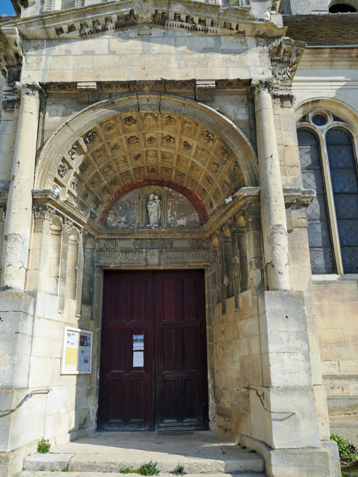 L'entréd de l'église Saint Rémi - Marines