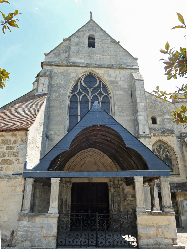 L'entrée de l'église - Marly-la-Ville