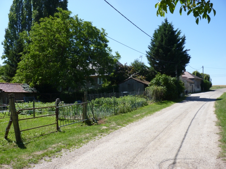 La rue du moulin à Mours;