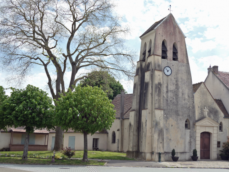 L'église au printemps - Villaines-sous-Bois