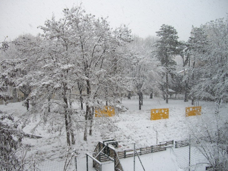 Le centre aéré sous la neige. - Gentilly